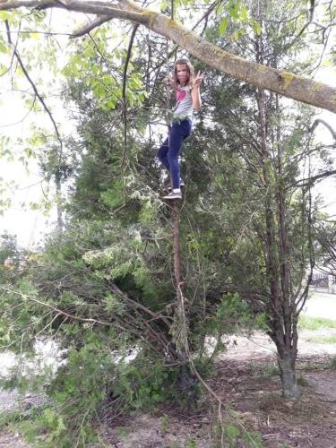 032 Maťka - lezenie na strom (Pohybov)